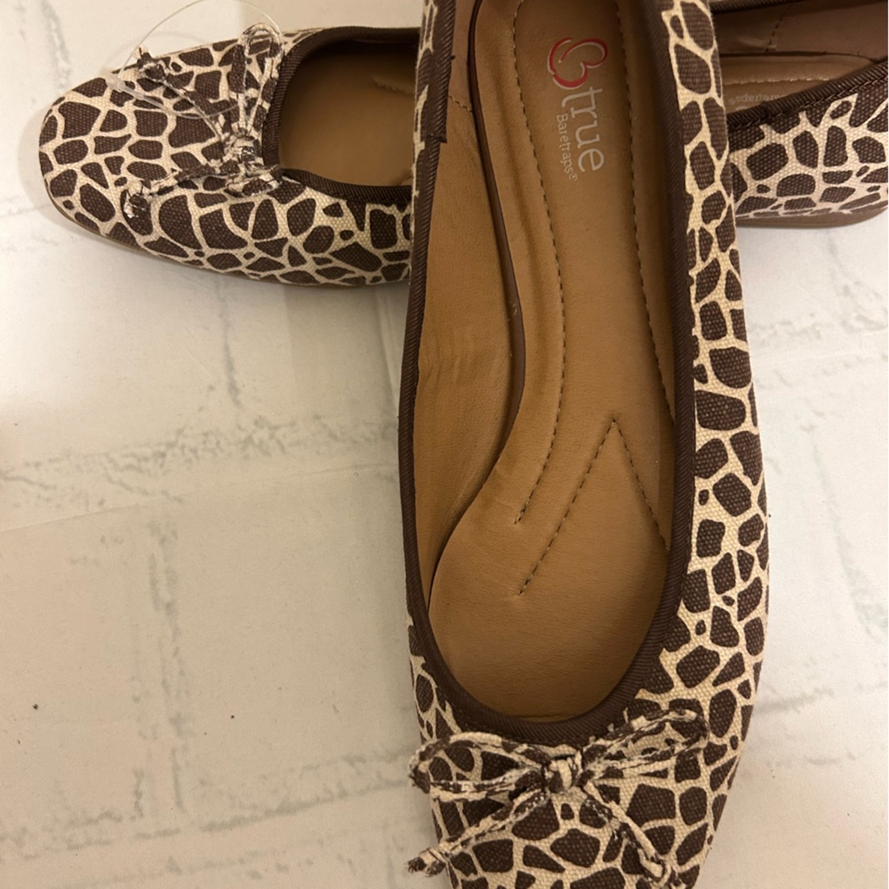 B true ladies flat heel shoe